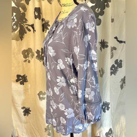 Women’s NWT Floral Blouse With Lace and Necktie Details 2x - Picture 6 of 9
